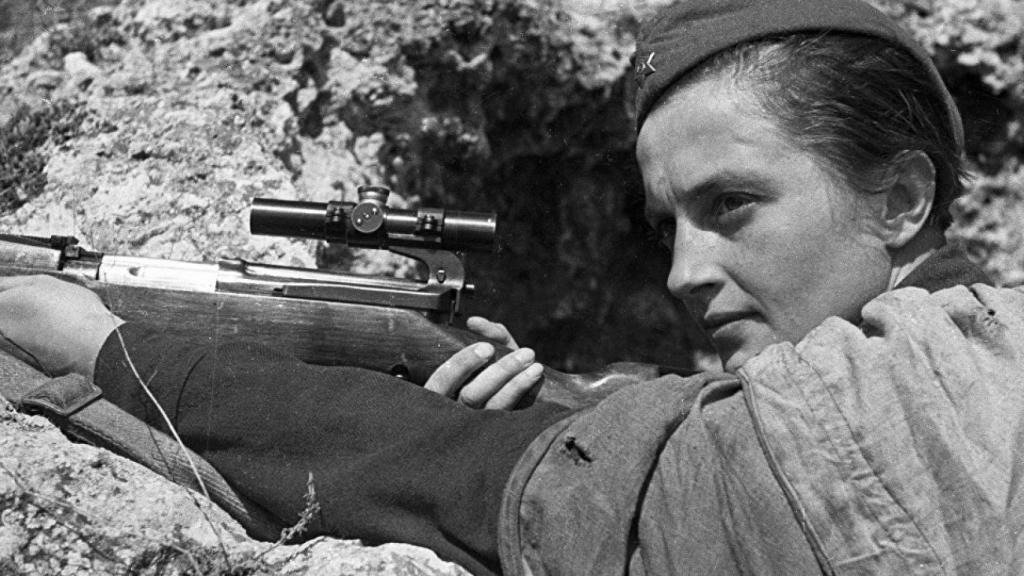 Liudmila Pavlichenko con su SVT-40 en enero o febrero de 1942.