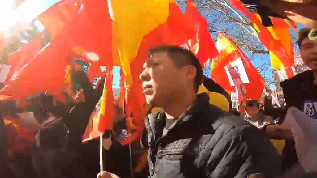 Alrededor de 1.000 chinos se manifiestan en una oficina del BBVA en Recoletos.
