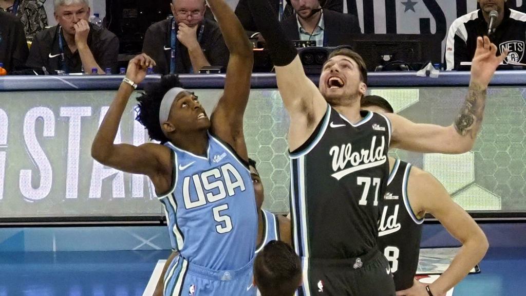 Doncic en el salto inicial del partido de rookies