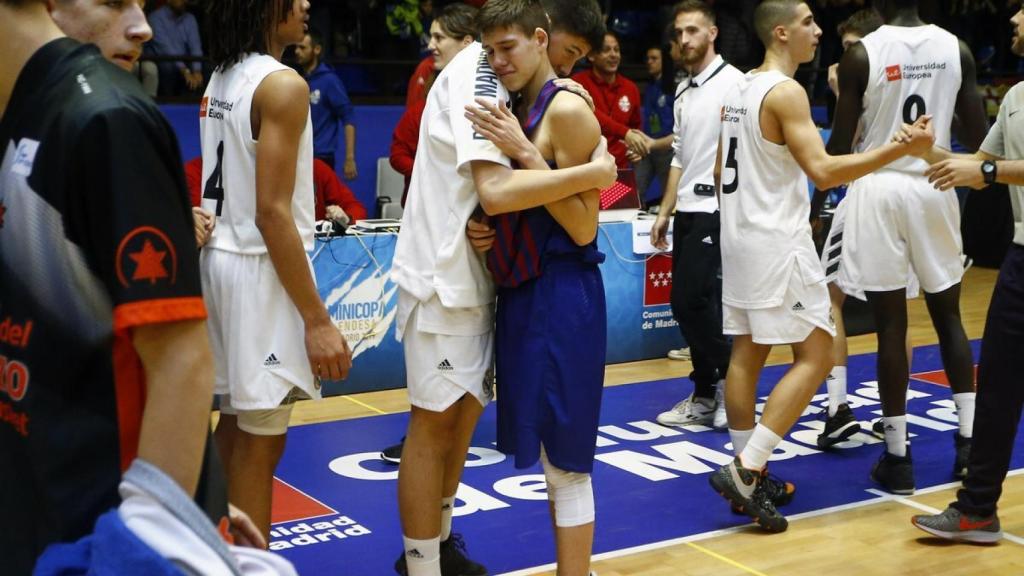 Los jugadores de Madrid y Barcelona se saludan tras el partido. Foto: Twitter (@ACBCOM)