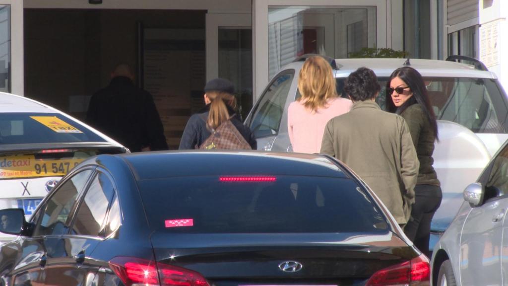 Ivonne Reyes acompañada de su hijo Alejandro y de su hermana Claret a la entrada del hospital este viernes, horas antes de ser intervenida de un tumor en el ojo izquierdo.