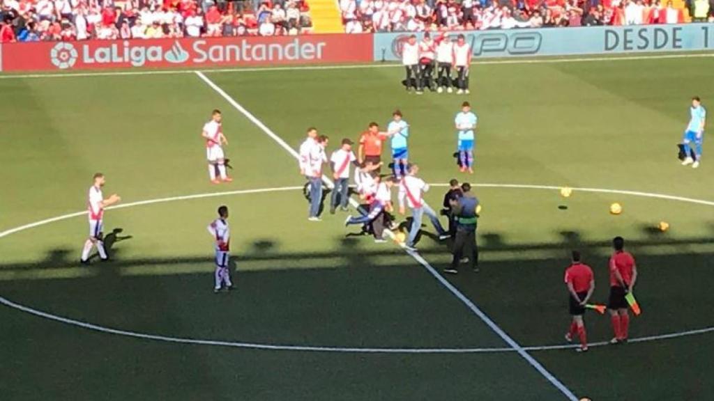 Los protagonistas de 'Campeones' realizan el saque de honor de Vallecas. Foto: Twitter (@RayoVallecano)