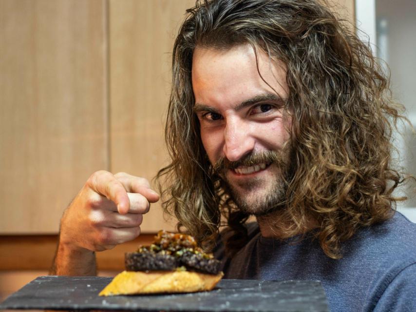 Raúl Escuín, el creador del proyecto, posa junto a la tapa que contiene un ingrediente especial: mi sangre