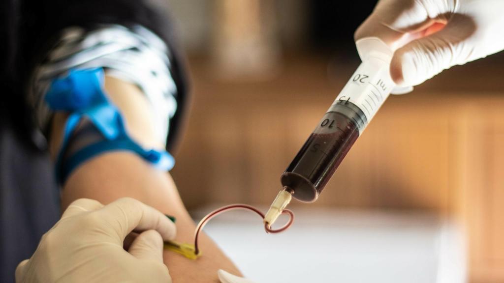 Momento en el que la enfermera me extrajo la sangre del brazo