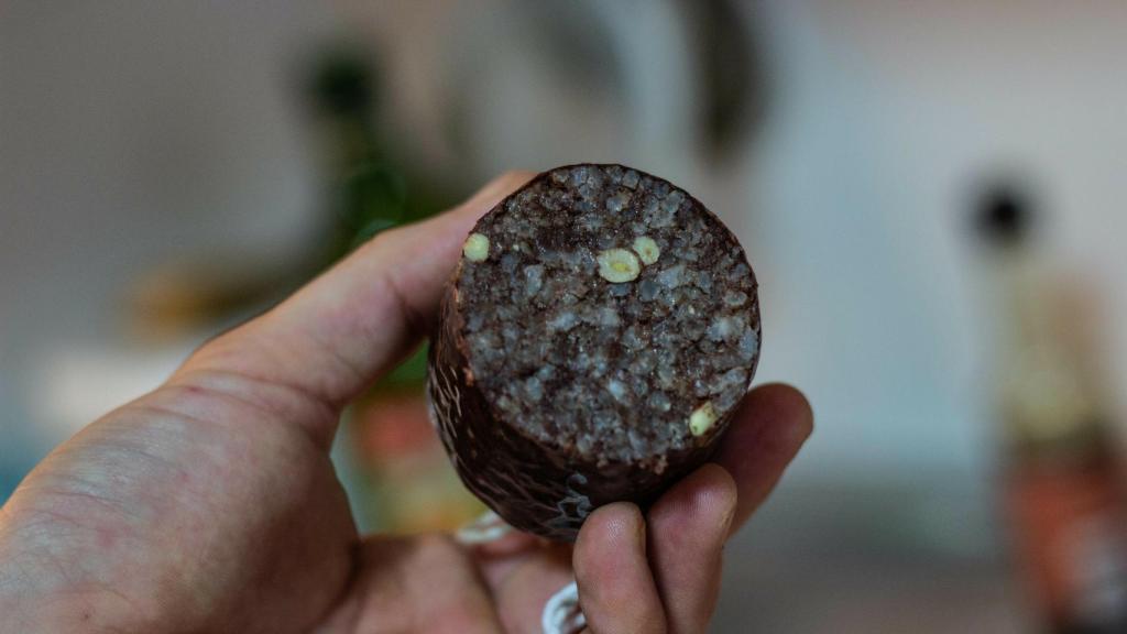 Después de dejar el embutido enfriando es importante retirar el plástico que lo envuelve