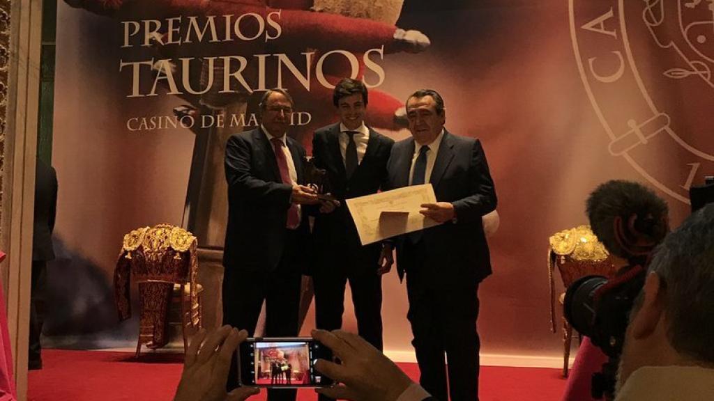 Toñete recibe el galardón a mejor novillero de la Feria de San Isidro.