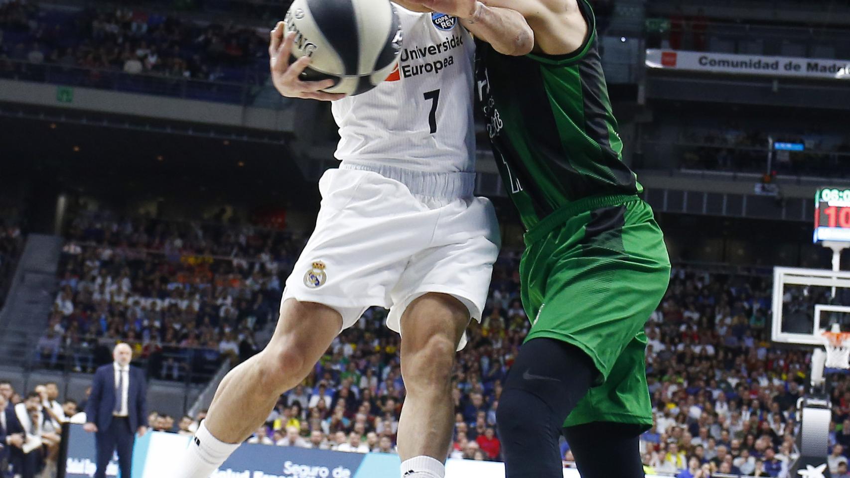 Facu Campazzo entra a canasta frente al Divina Seguros Joventut