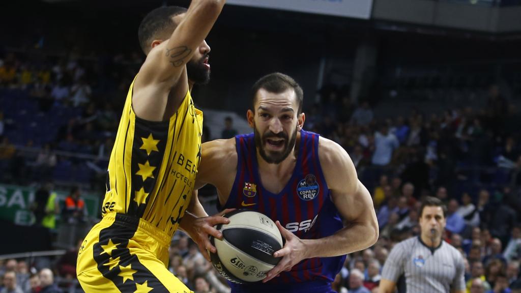 Pau Ribas entra a canasta ante la oposición de un jugador del Iberostar