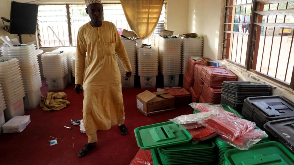 Un trabajador de la Comisión Nacional Electoral camina entre las urnas de votación.