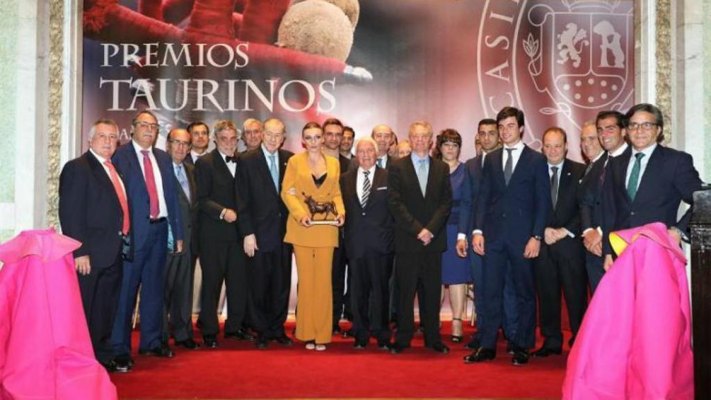 Los premiados, junto a los miembros del jurado de esta edición.