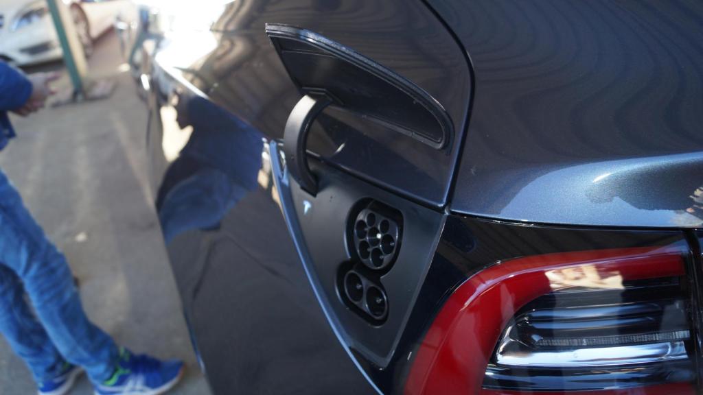 Entrada de carga, camuflado bajo el faro trasero izquierdo