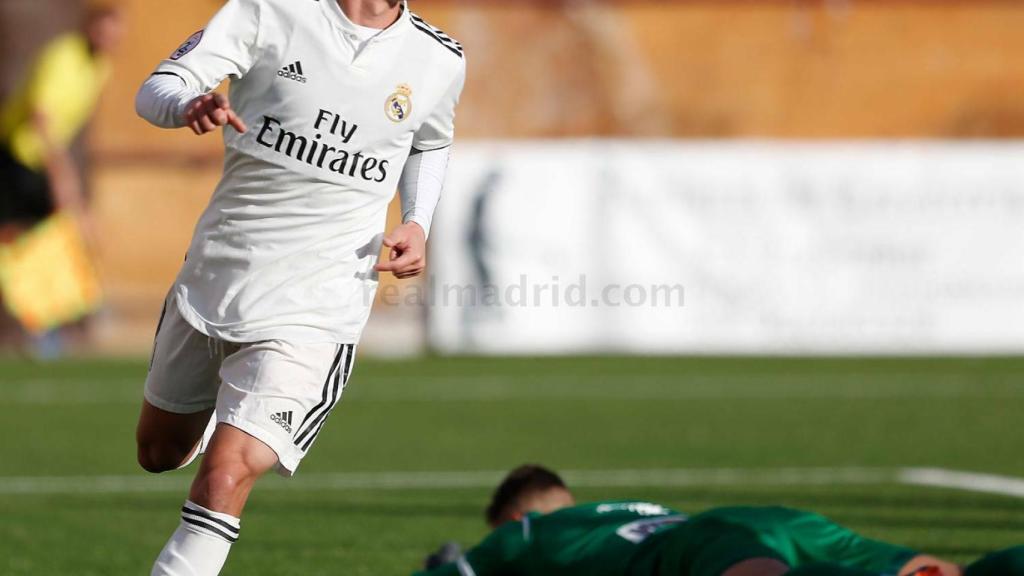 Alberto, después de marcar para el  Castilla