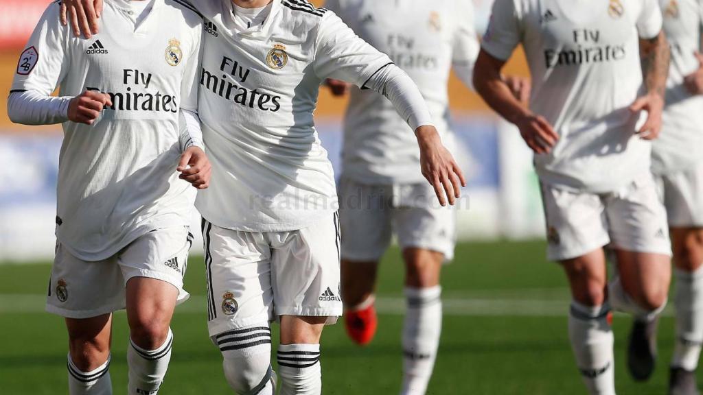Fran García abraza a Alberto tras un gol del  Castilla