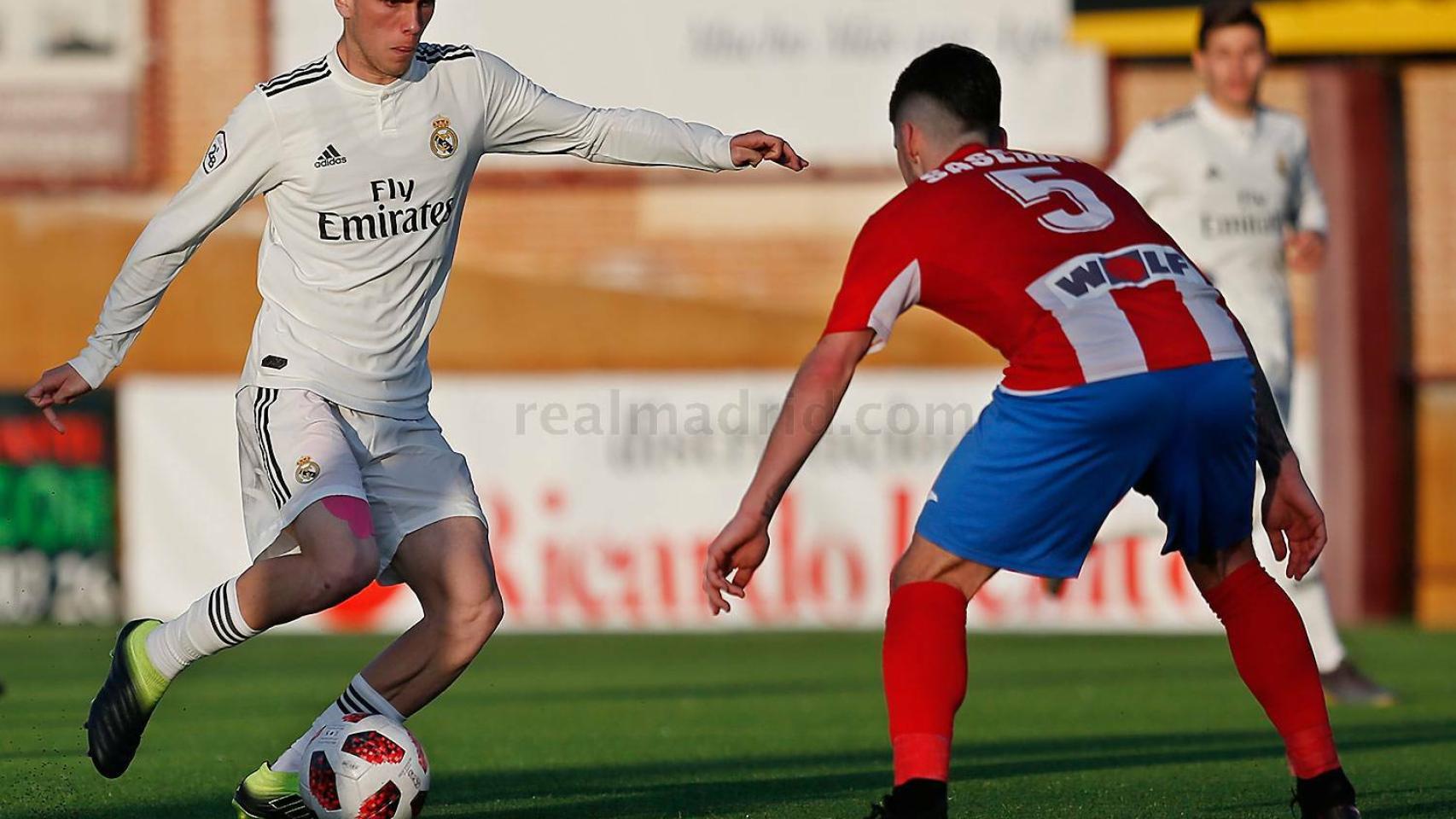 Sergio López intentando regatear a un rival