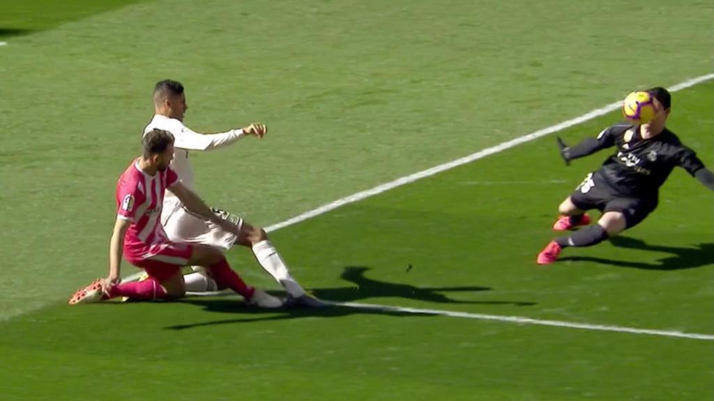 Courtois recibe un balonazo en la cara