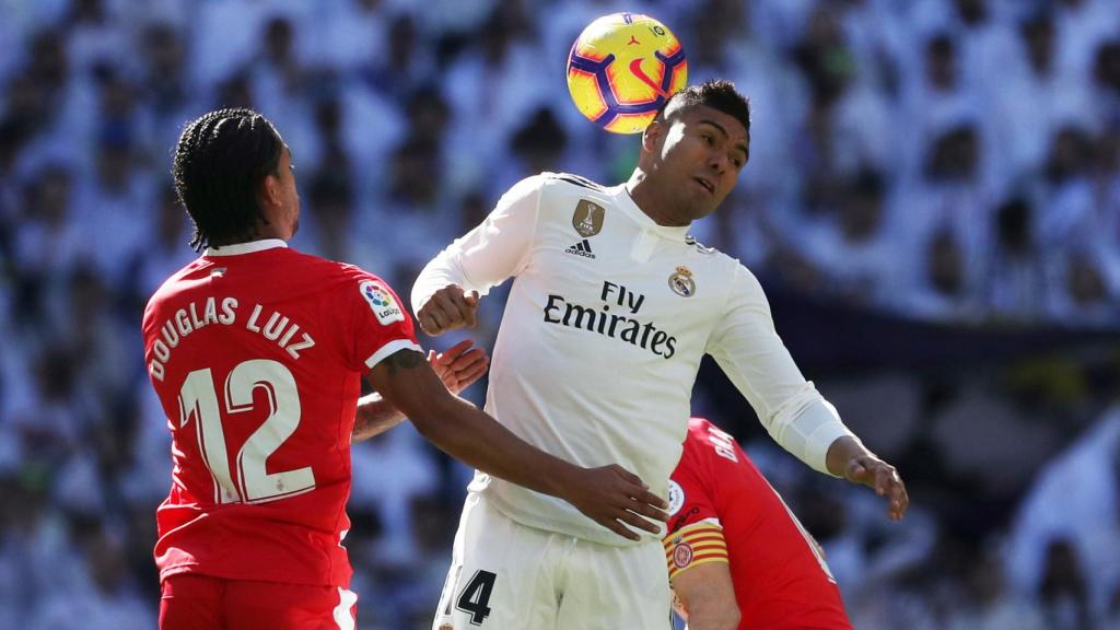 Casemiro pelea un balón ante dos jugadores del Girona