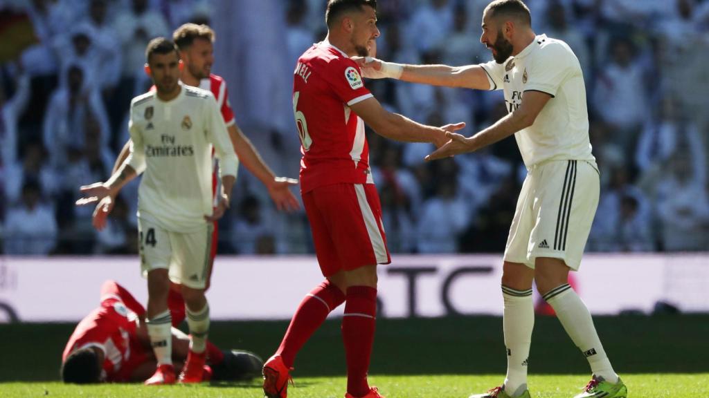 Benzema protesta a Alex Granell