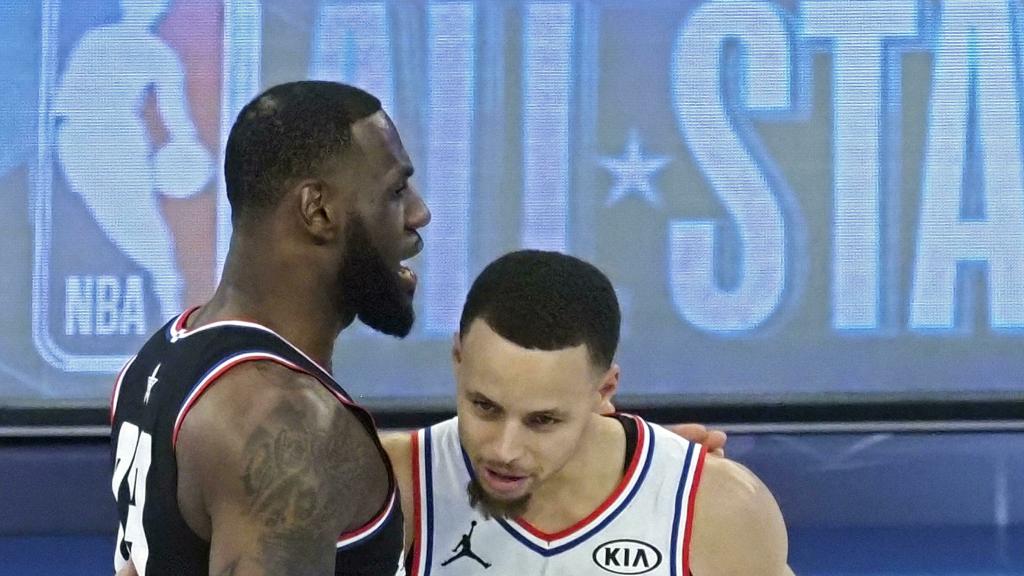 Lebron James y Stephen Curry se abrazan en el partido del All Stars