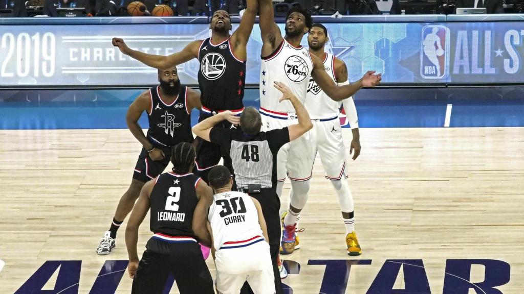Durant y Antetokuonmpo en el salto inicial del All Star