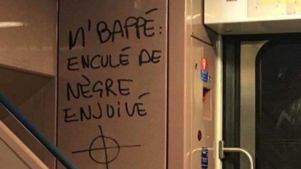 La pintada racista hacia Mbappe: Que te de por culo un negro encarcelado