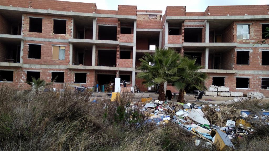 Panorámica de uno de los dos edficios a medio construir por la entidad bancaria en la que malviven veinte inmigrantes.