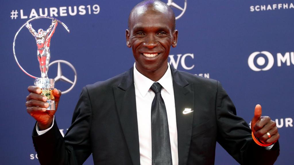Eliud Kipchoge con su Premio Laureus