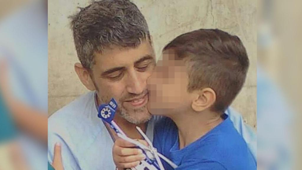 En la imagen, Juanjo junto al hijo de Yolanda, su viuda, durante sus últimos días de vida.