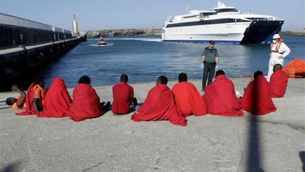 Migrantes en el puerto de Tarifa (Cádiz) tras ser rescatados por Salvamento Marítimo en el Estrecho de Gibraltar.