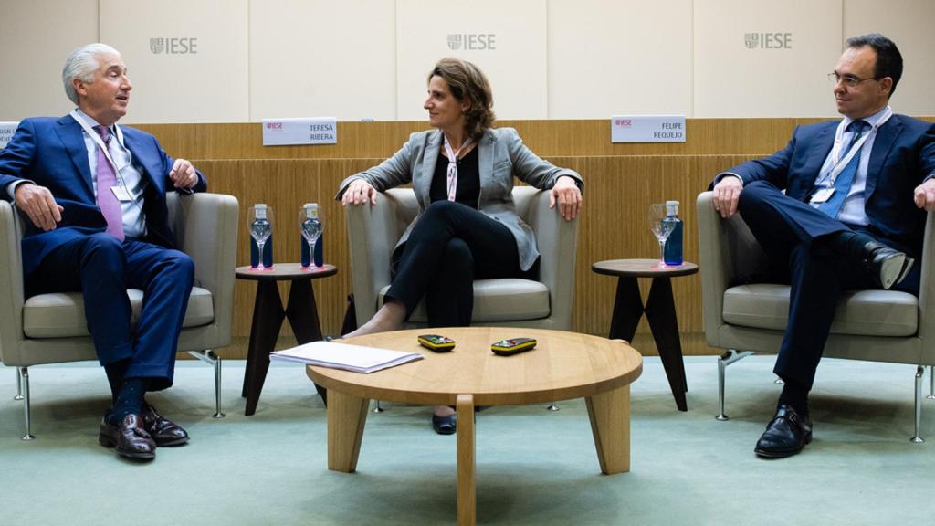 Juan Luis López Cardenete del IESE, la ministra Teresa Ribera y Felipe Requejo, socio de Deloitte.