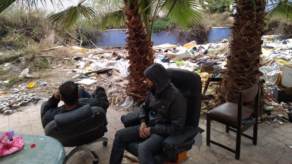 Abdelkader y Sliman, sentados en unas sillas que han cogido de la basura.