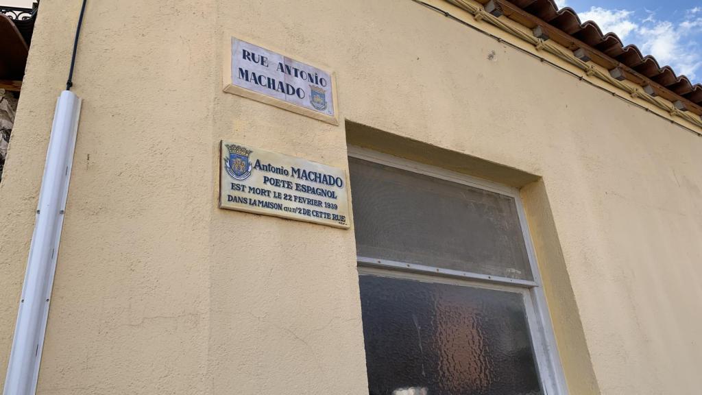 Placa que recuerda a Machado en su calle en Collioure.