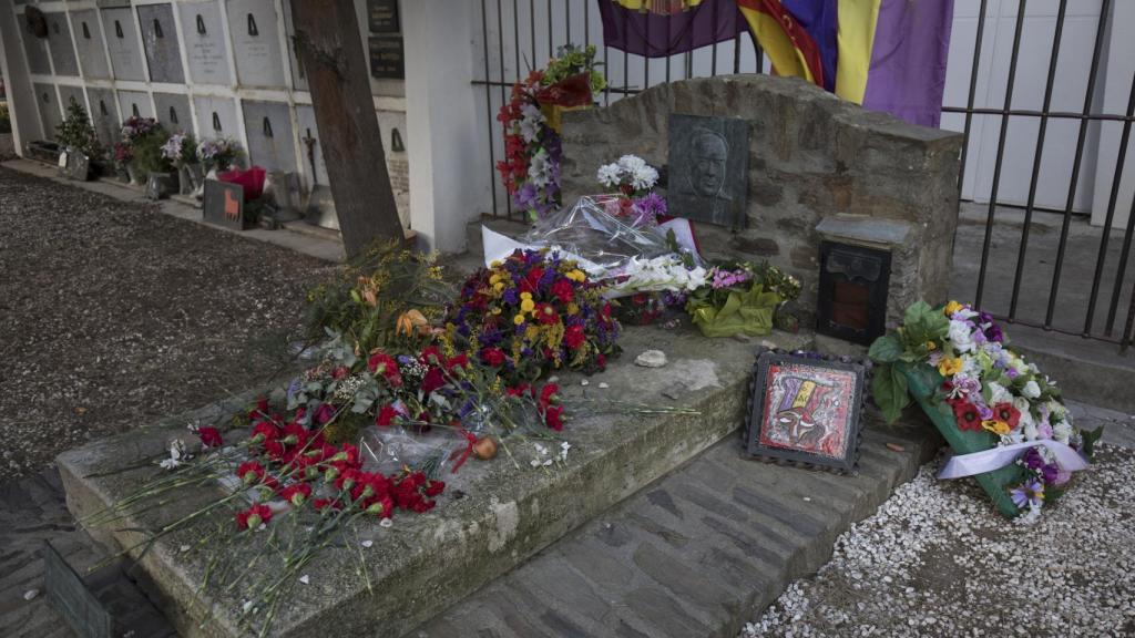 Tumba en la que descansan los restos de Machado y su madre, Ana Ruiz.