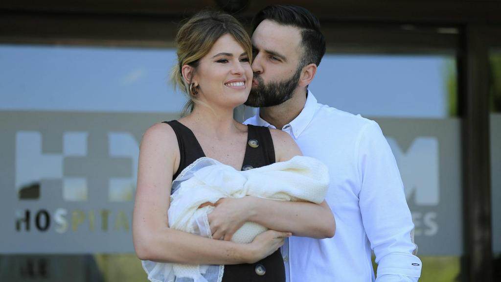 Adriana junto a su marido Sergio a la salida del hospital.