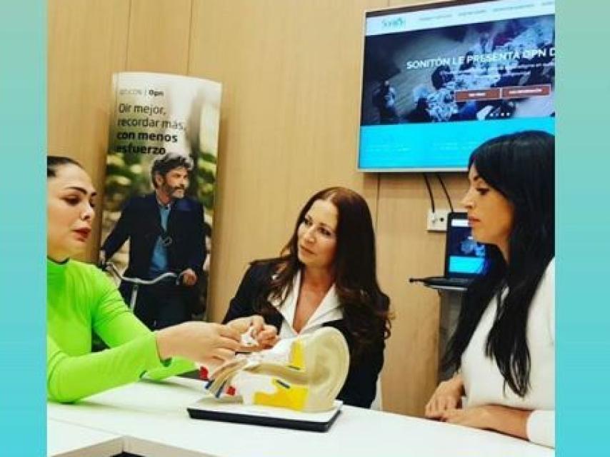 Amor Romeira, su doctora y la modelo Noelia López en la clínica donde le realizaron las pruebas auditivas.