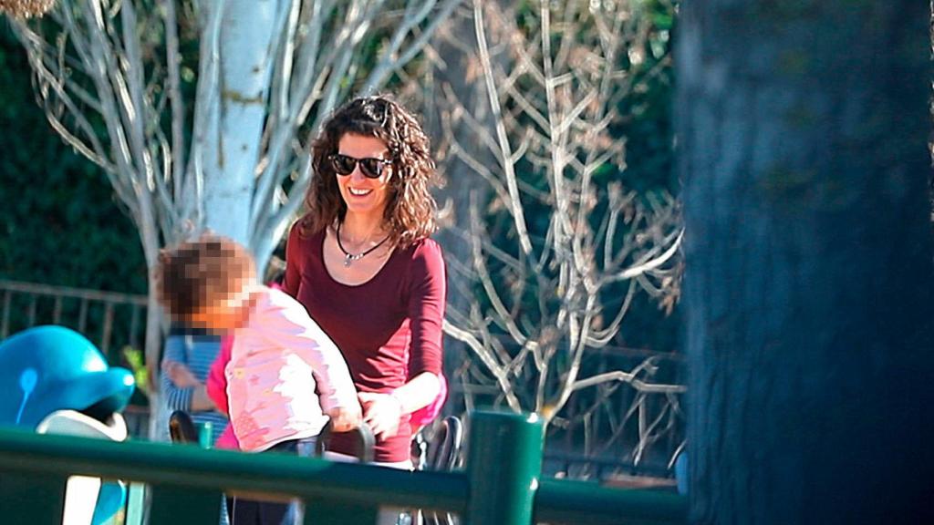 La etarra, Sara Majarenas, junto a su hija en un parque de Madrid.