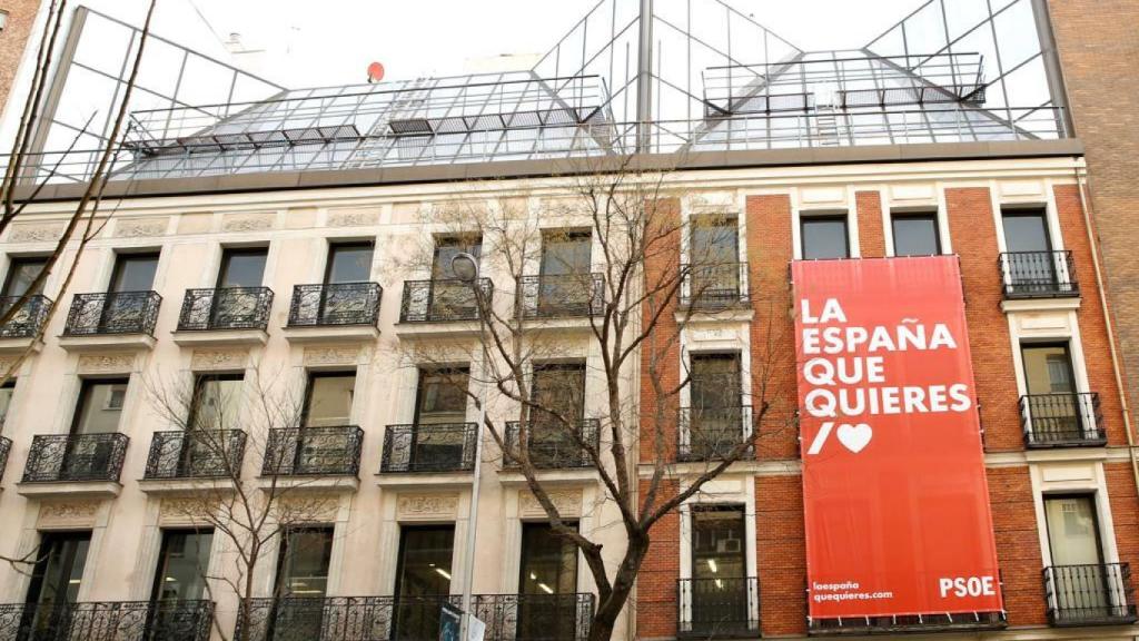 El nuevo lema del PSOE para la campaña electoral en su sede de Madrid.