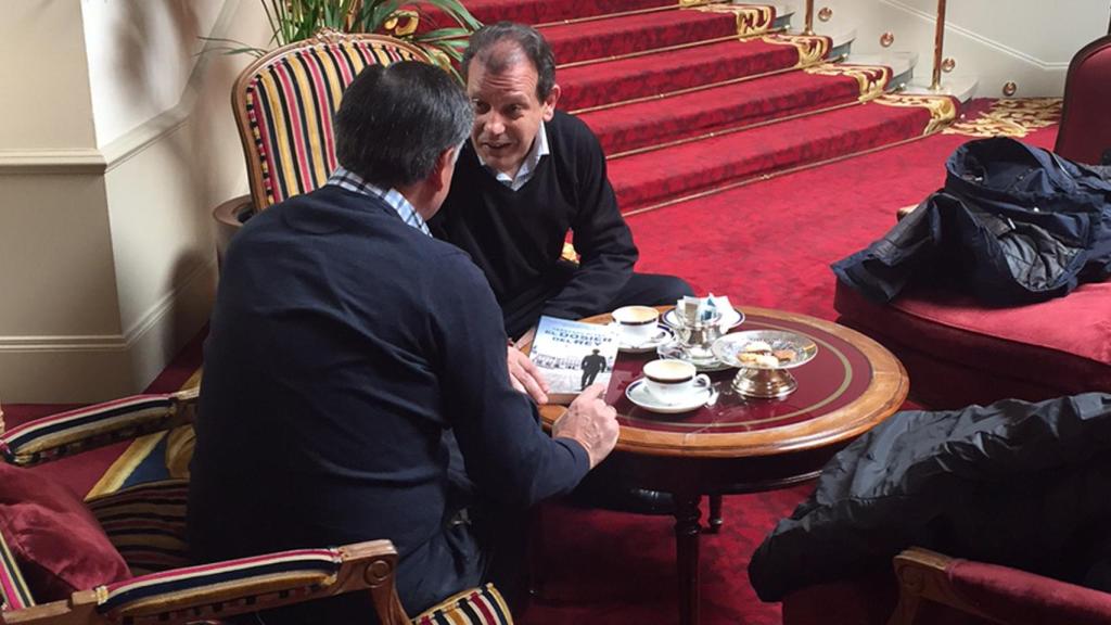 Fernando Rueda y el Lobo conversan sobre el libro.