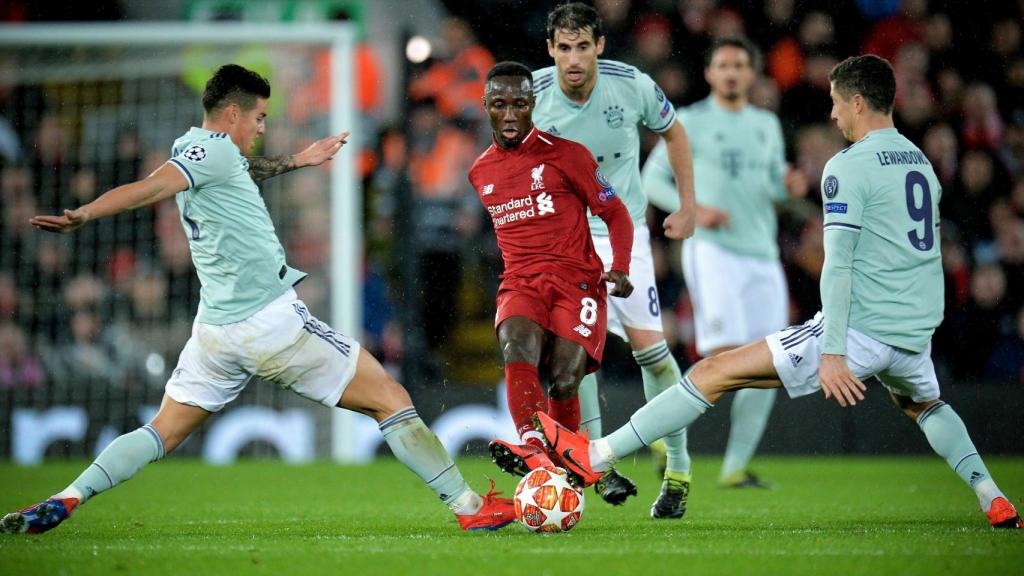 James y Lewandowski, en acción ante Naby Keita en el Liverpool - Bayern Múnich de Champions League