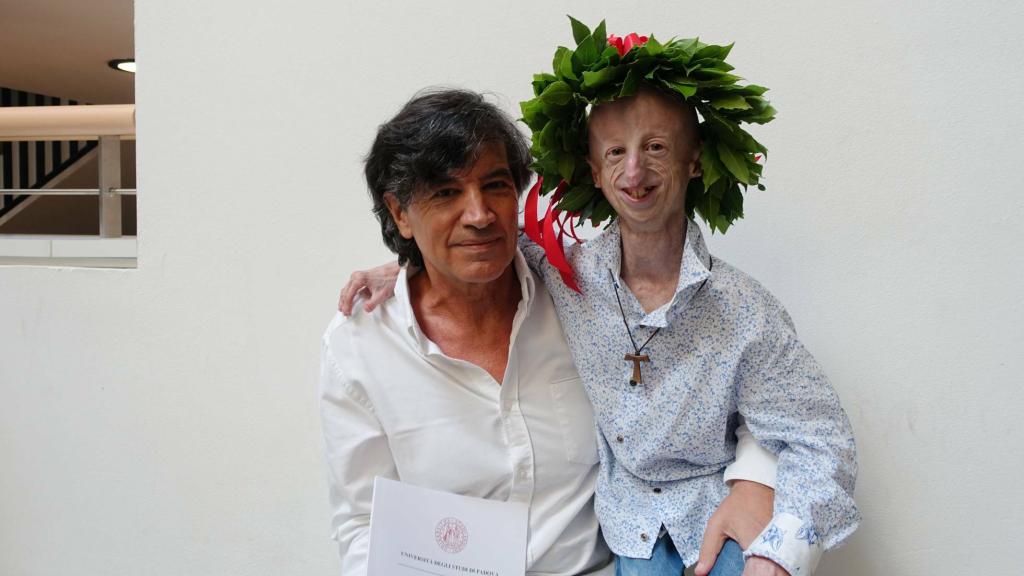 Sammy Basso, el día de su graduación, junto a su profesor, Carlos López-Otín.
