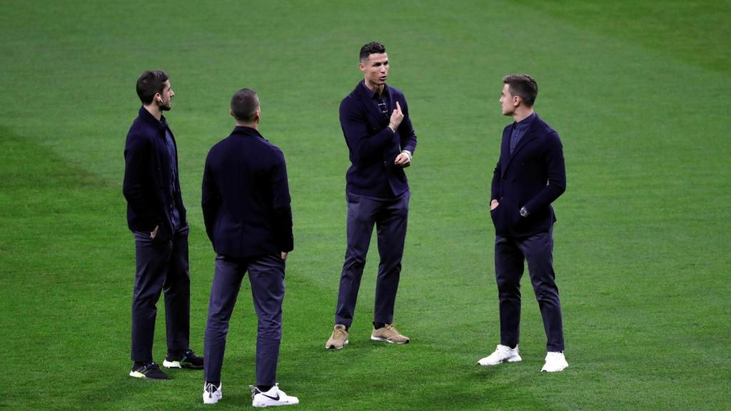 Cristiano Ronaldo, junto a sus compañeros de la Juventus, en el estadio Wanda Metropolitano