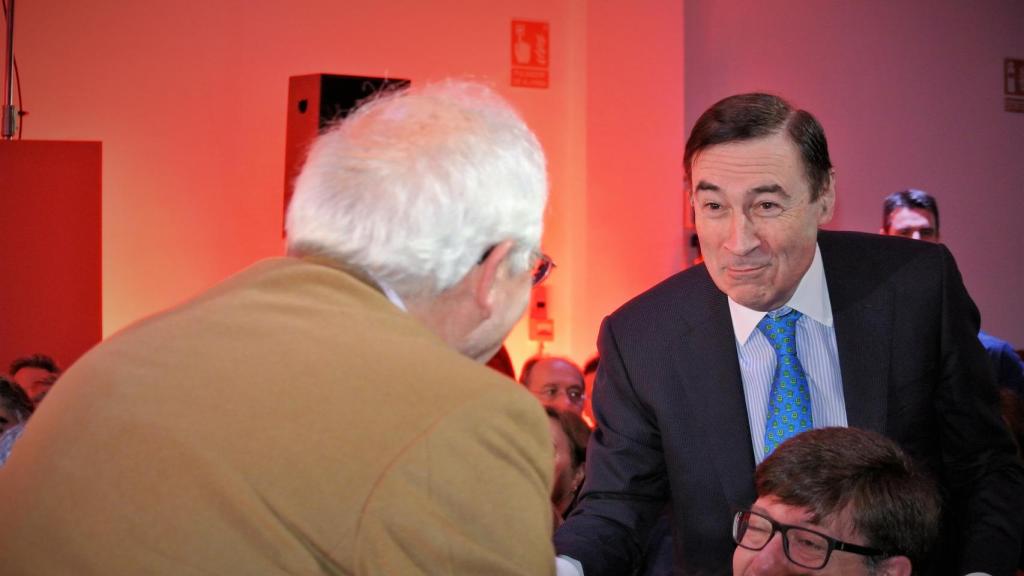 El director de EL ESPAÑOL, Pedro J. Ramírez, departe entre risas con el ministro de Exteriores, Josep Borrell.