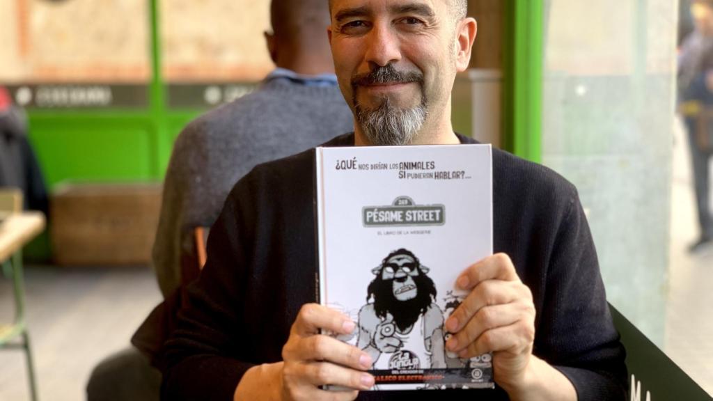 Niko con el libro sobre su nueva serie, Pésame Street