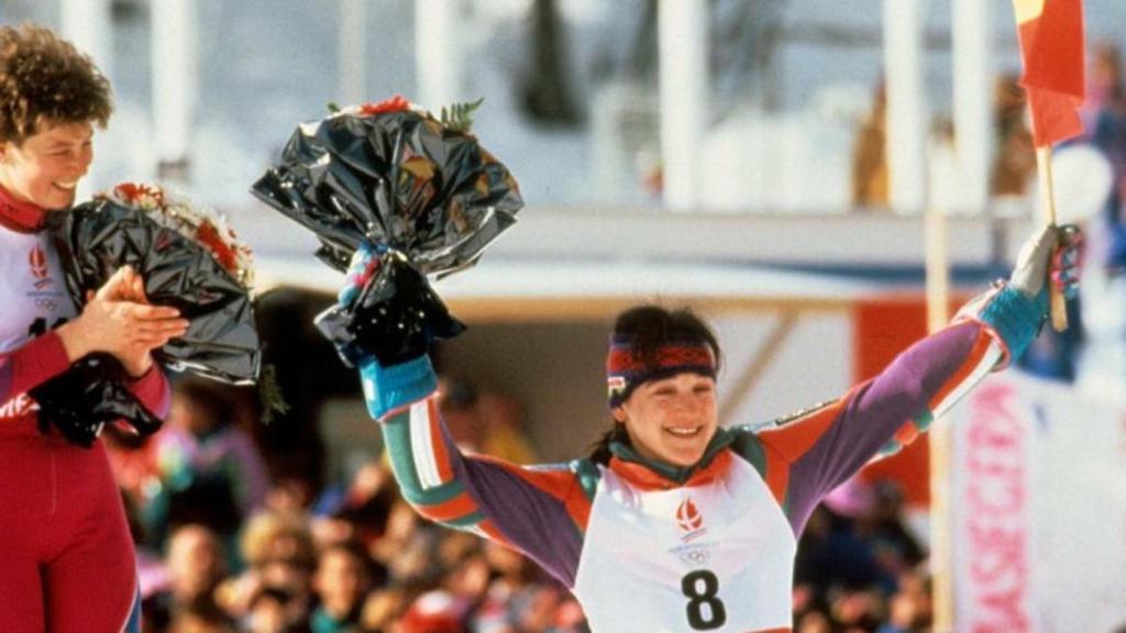 Blanca Fernández Ochoa en el podio durante las olimpiadas de Albertville