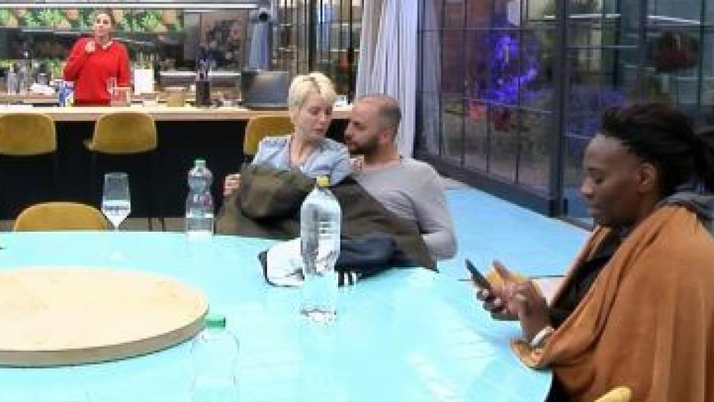 El momento en el que María Jesús y Tejado se 'divierten'.