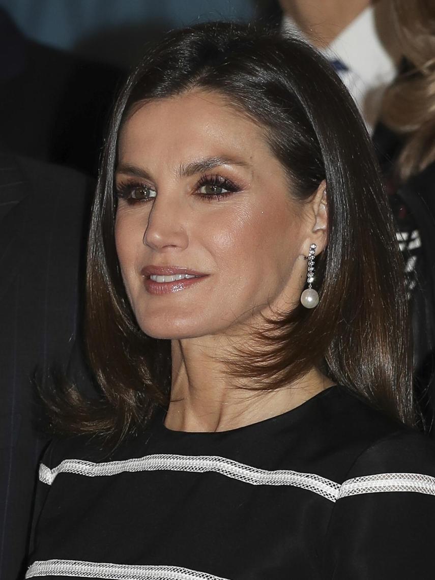 Primer plano de Letizia en el que deslumbran los diamantes y la gran perla de sus pendientes.