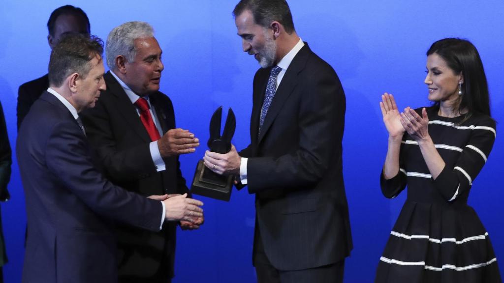 El abogado Javier Cremades entregando el premio al rey Felipe,  situado en el escenario del Teatro Real junto a la reina Letizia.
