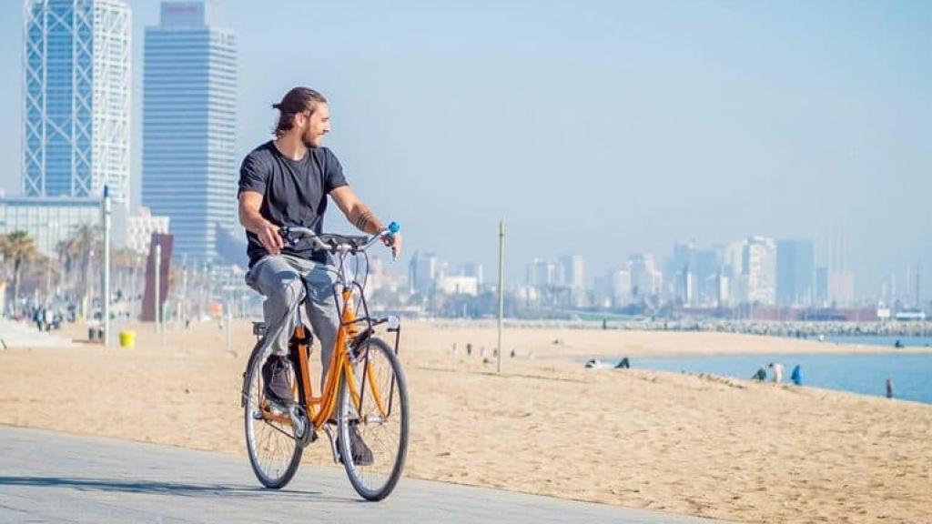 Un usuario de 'bikesharing' en Barcelona.