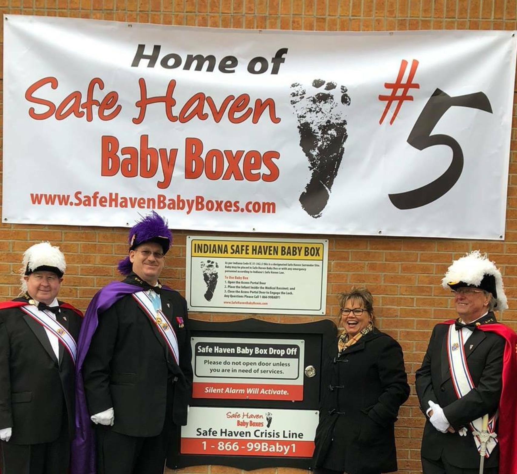 Inauguración de una caja para dejar a los bebés.