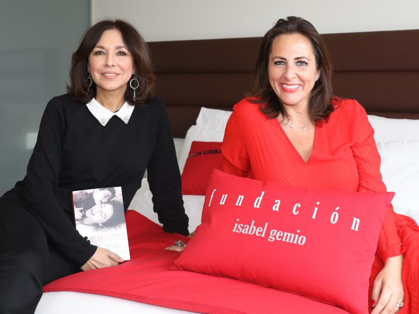 Isabel Gemio posando ante las cámaras.