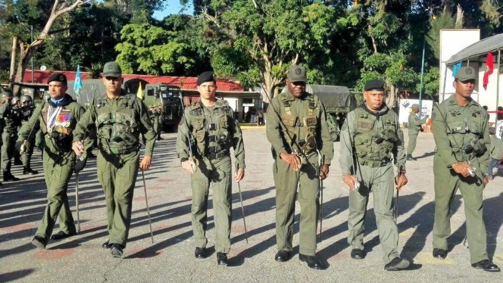 El teniente coronel Igbert José Marín Chaparro, tercero por la izquierda, junto a varios mandos del ejército.